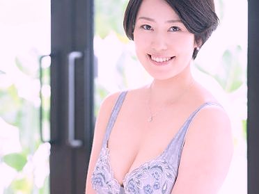 〈人妻熟女〉ドスケベボディの美魔女が欲望抑えられずAVデビュー♡久々チンポに発情しまくりで腰振りまくり生SEXイキ！